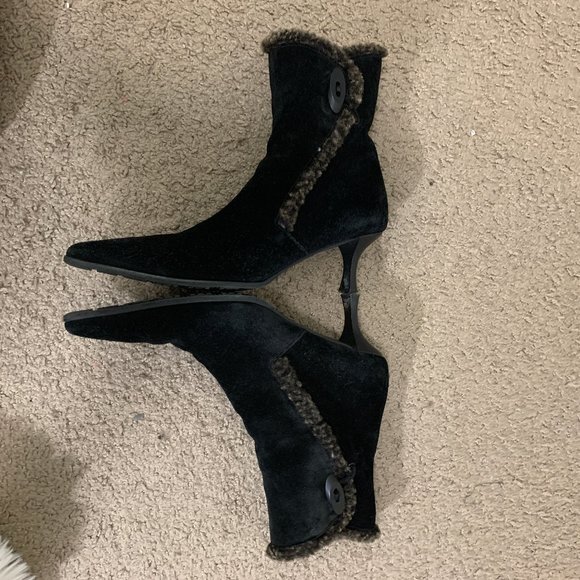 Elegant Black Suede Ankle Boots with Fur Trim - Picture 7 of 15